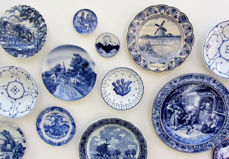 Schilders gebruiken voor Delfts Blauw speciale penselen van eekhoornhaar en een op kobaltoxide gebaseerde verf.